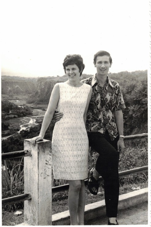 Nigel dan Istrinya Hazel berfoto dengan latar belakang panorama ngarai sianok bukittinggi, foto diambil saat hazel mengunjungi sang suami yang sedang mempelajari sijobang pada tahun 1975