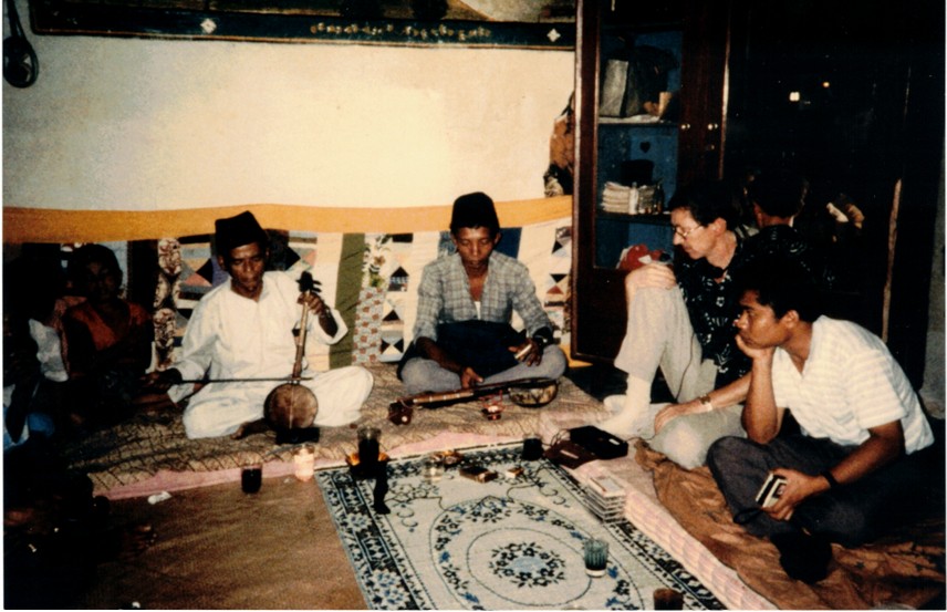 Nigel melakukan perekaman kesenian Rabab pada lawatannya ke Sumatera Barat tahun 1988.